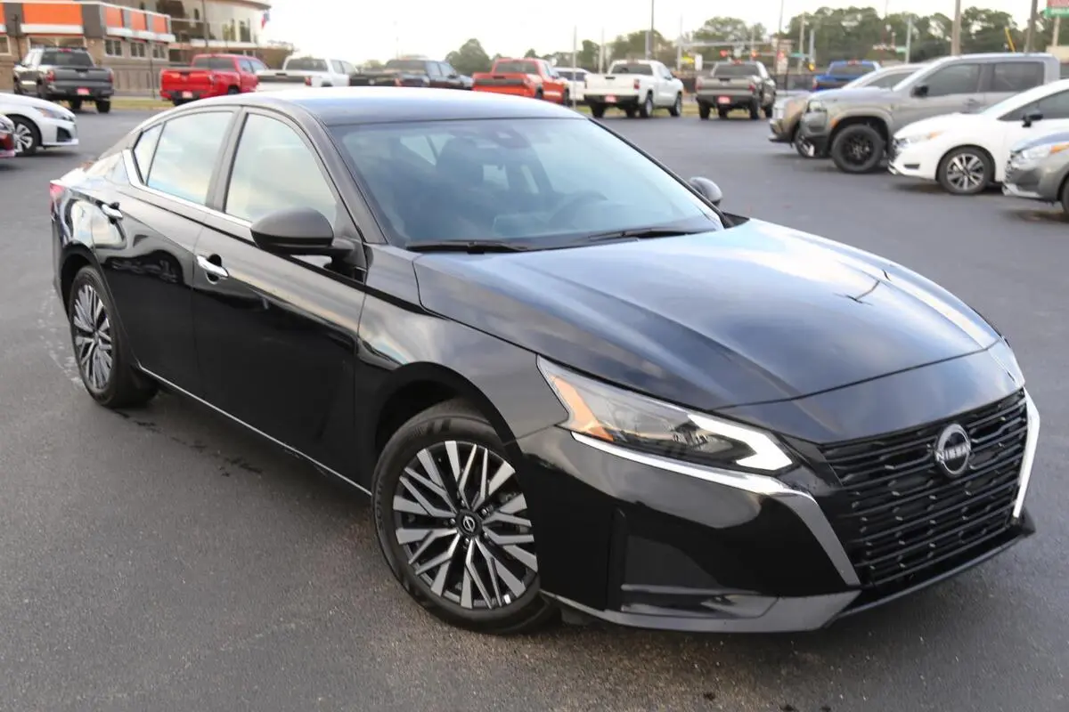 2025 Nissan Altima SV's photo