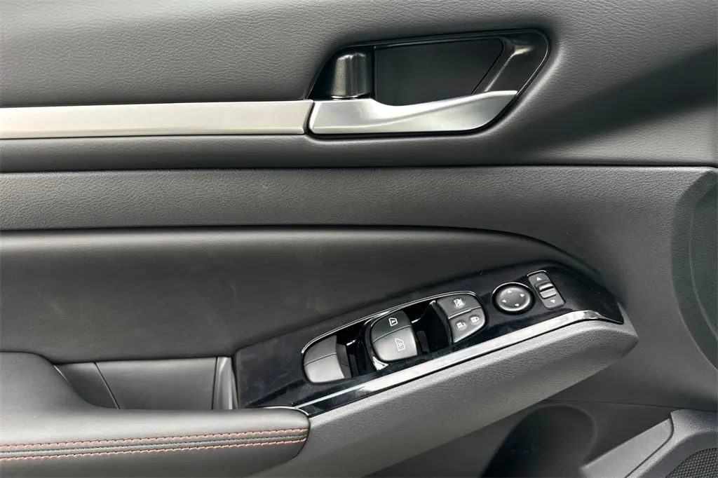 2025 Nissan Altima 2.5 SR photo 7