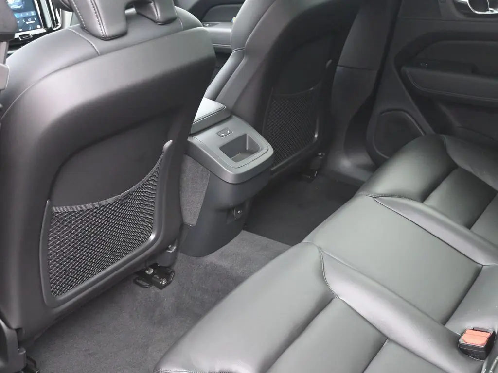 2025 Volvo - image 24