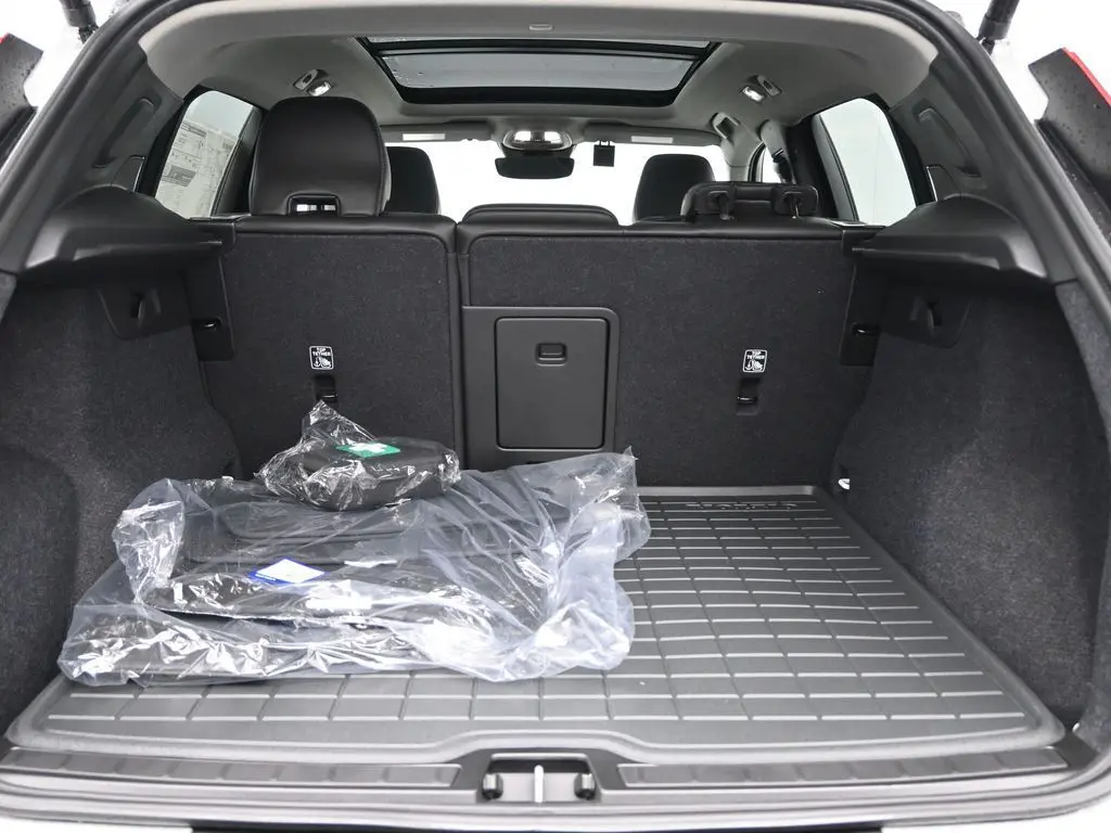 2025 Volvo - image 25