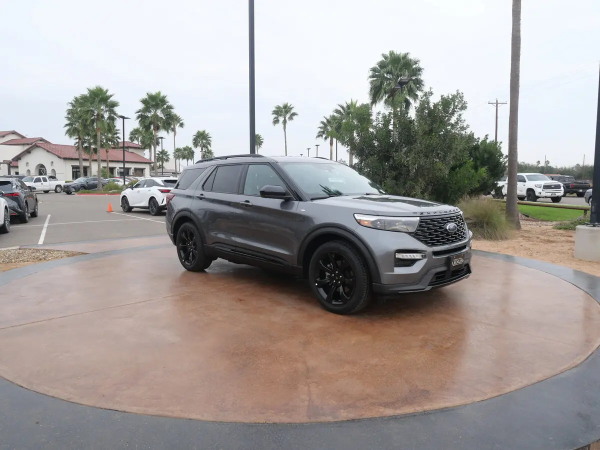 2023 Ford Explorer ST-LINE's photo