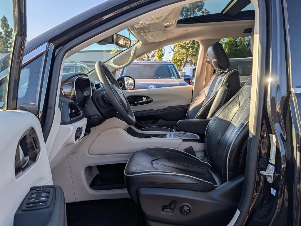2023 Chrysler Pacifica Hybrid Limited - Photo 12