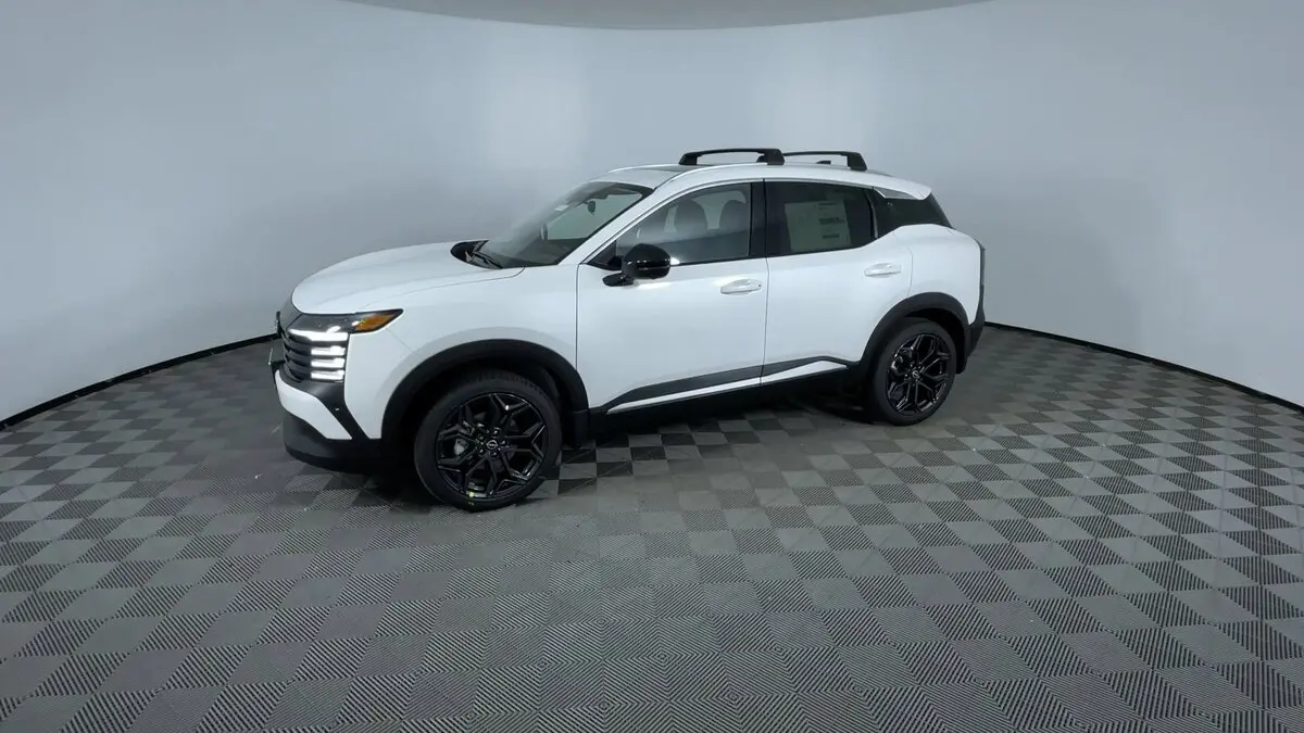 2026 Nissan Kicks SR photo 4