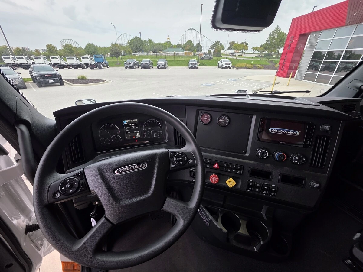2027 Freightliner Cascadia — photo 7