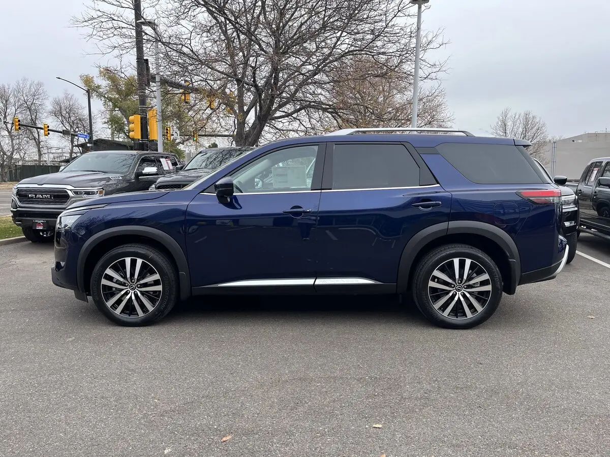 2025 Nissan Pathfinder Platinum photo 2