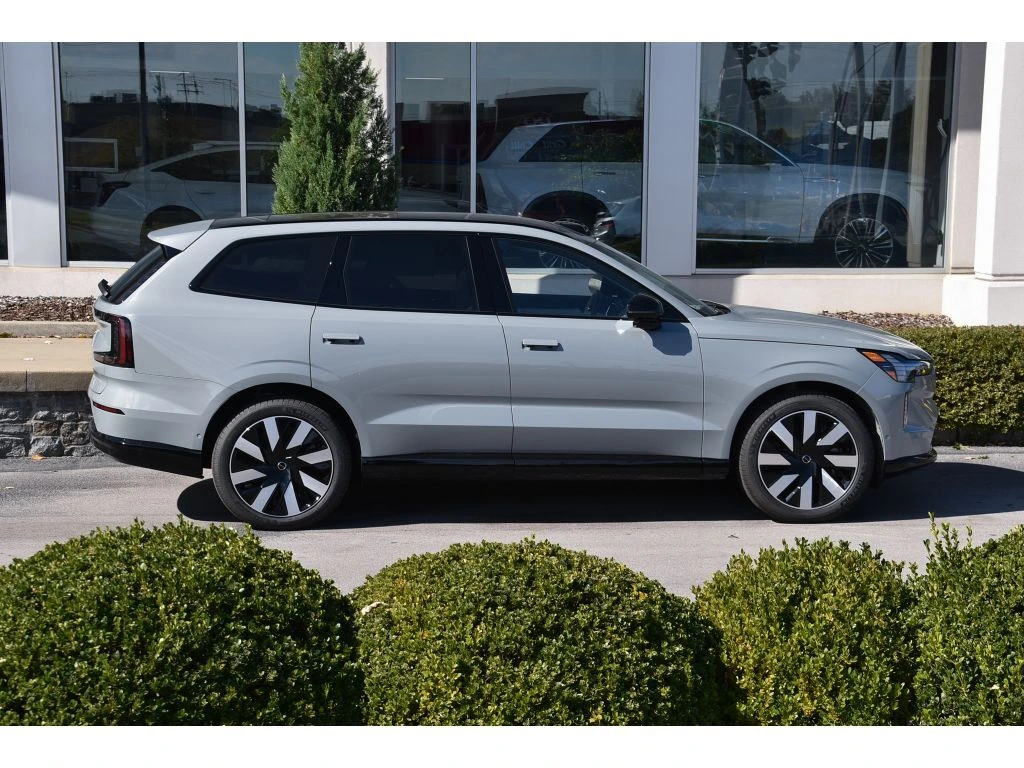 2025 Volvo - image 3