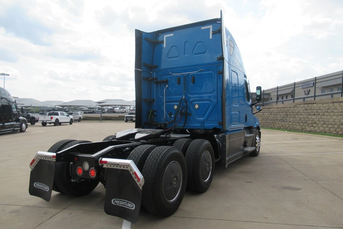2023 Freightliner Cascadia — photo 4