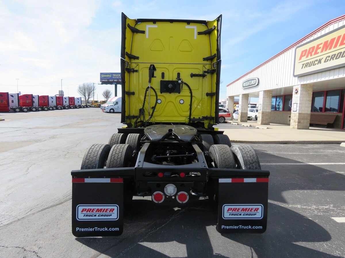 2022 Freightliner Cascadia - image 4