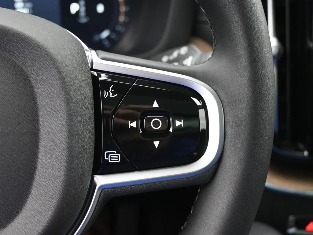 2026 Volvo - image 10