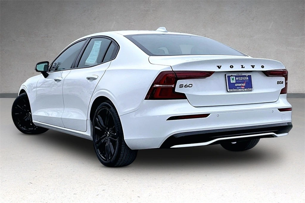 2023 Volvo - image 4