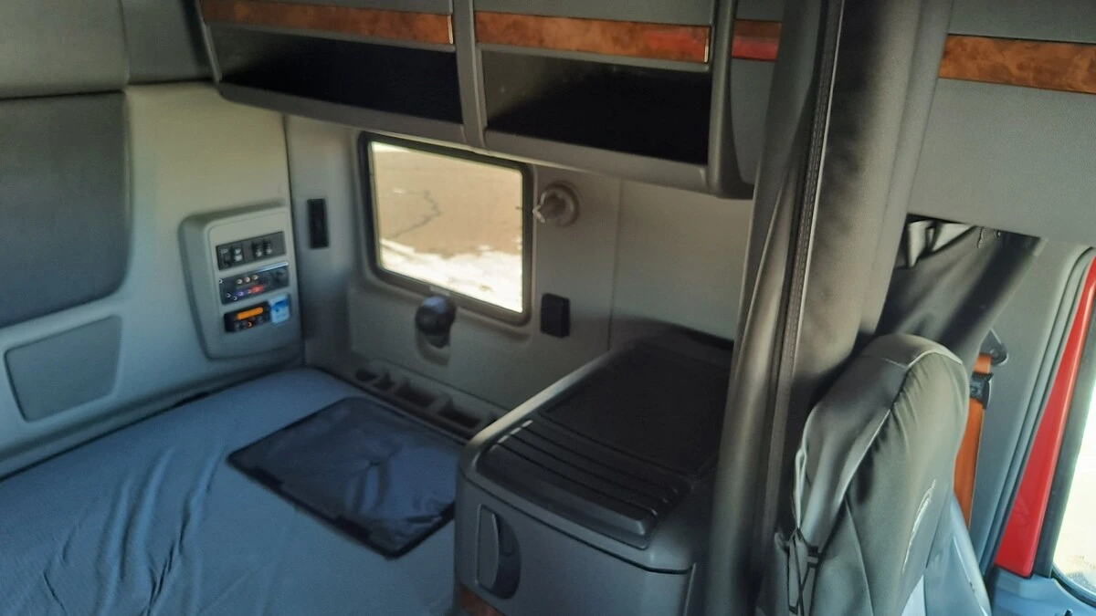 2020 International LT - image 13