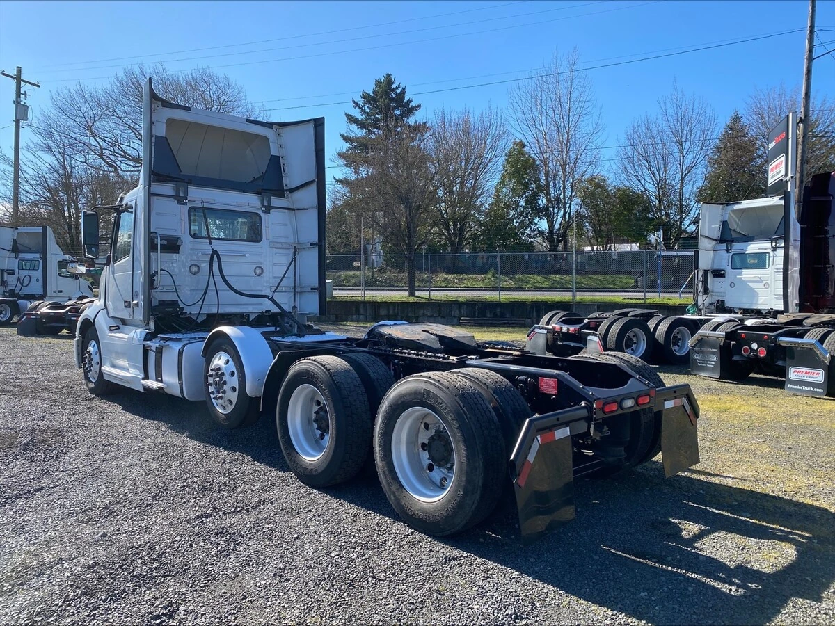 2018 Volvo VNL 860 - image 3