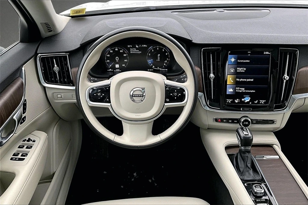2021 Volvo - image 8