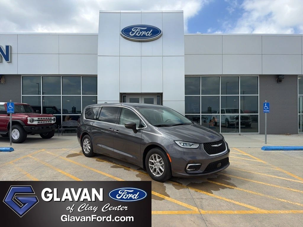 2023 Chrysler Pacifica Touring L's photo