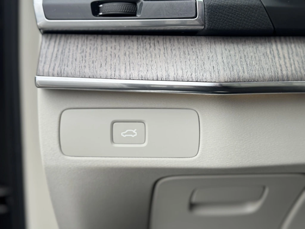 2024 Volvo - image 21