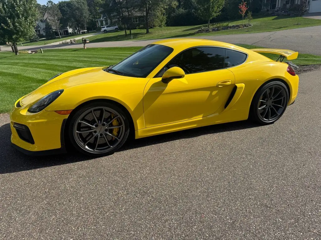 2016 Porsche Cayman GT4 photo 3