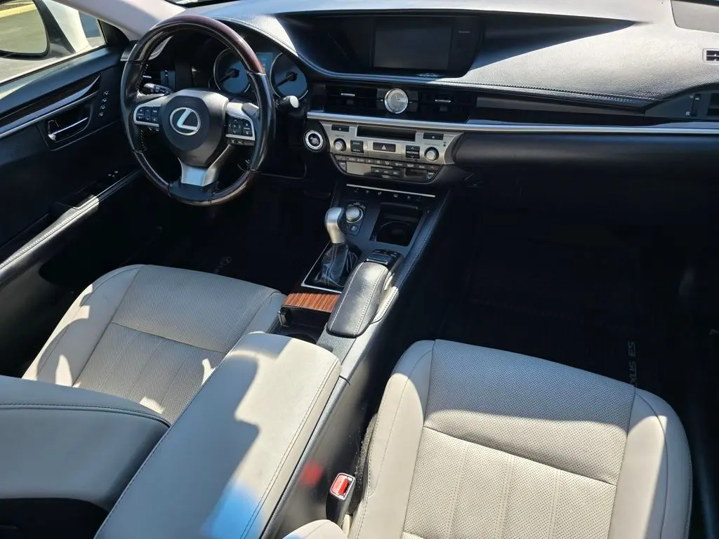 2018 Lexus ES 300h photo 20
