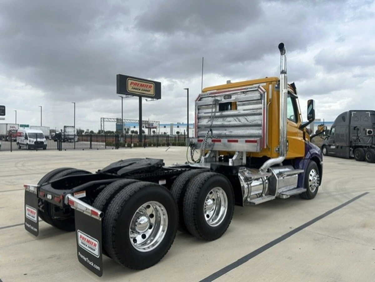 2025 Freightliner Cascadia — photo 8