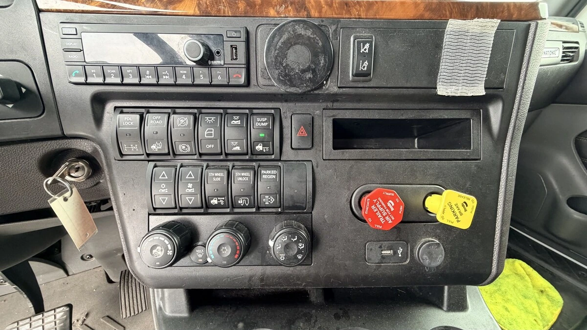 2022 International LT - image 11