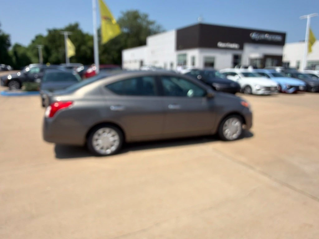2017 Nissan Versa Sedan SV - Photo 10