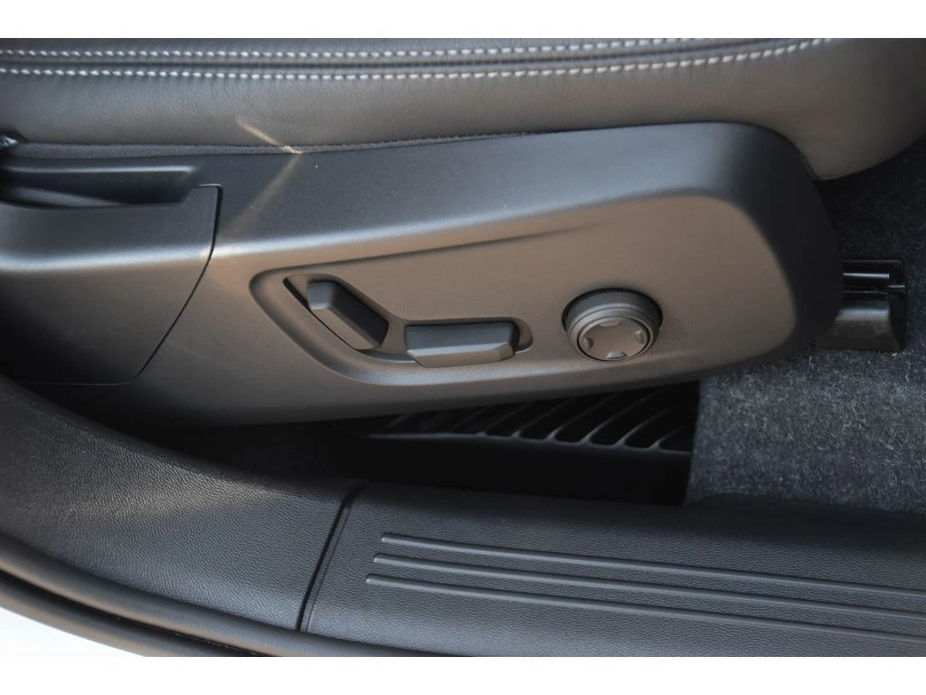 2025 Volvo - image 31