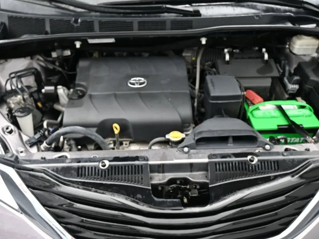 2014 Toyota Sienna LE photo 19
