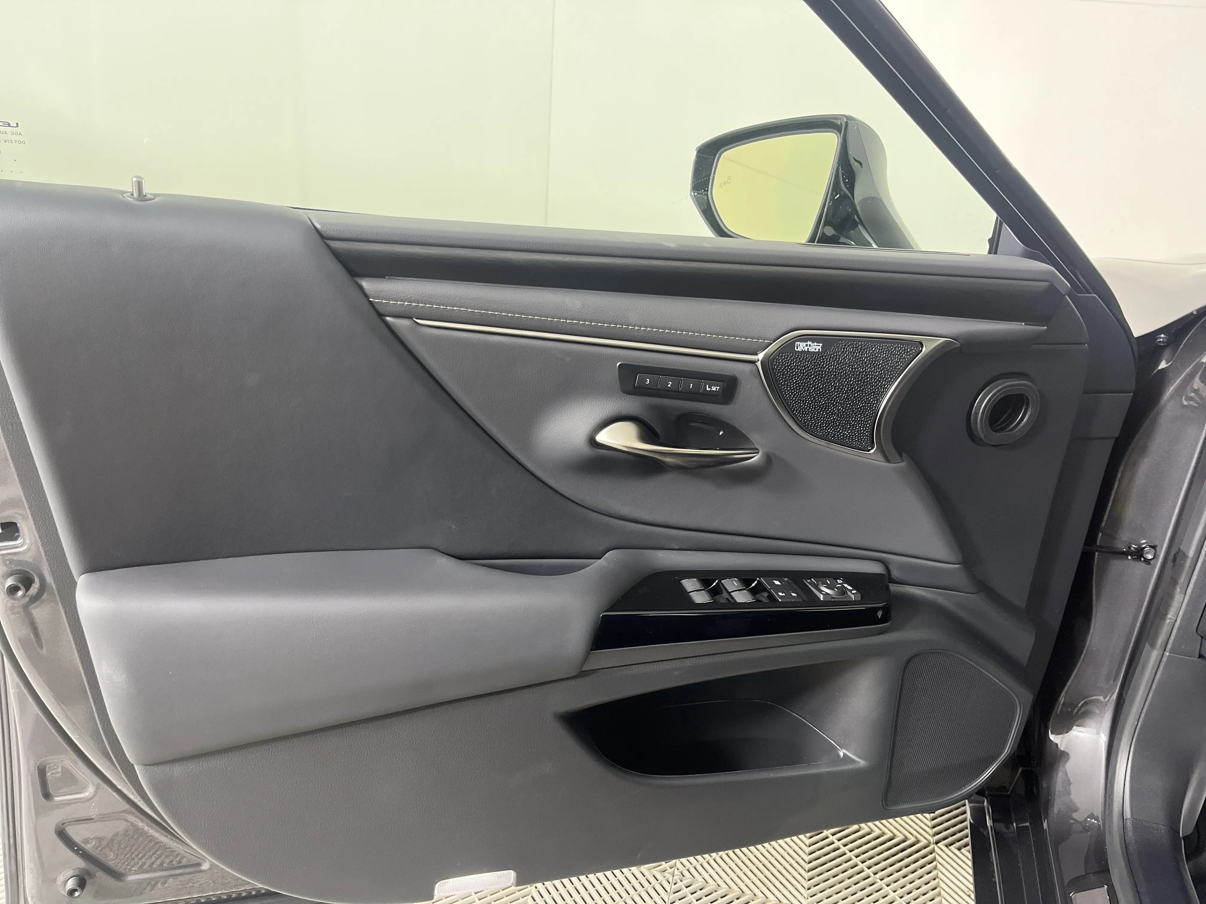 2025 Lexus ES 350 Ultra Luxury photo 2