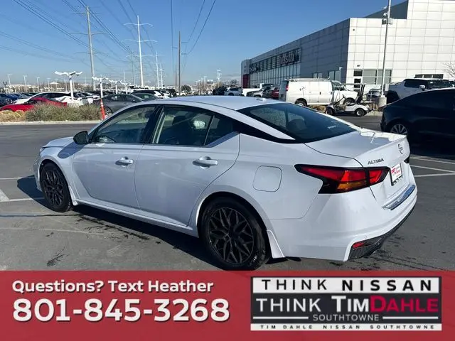 2023 Nissan Altima 2.5 SR photo 3