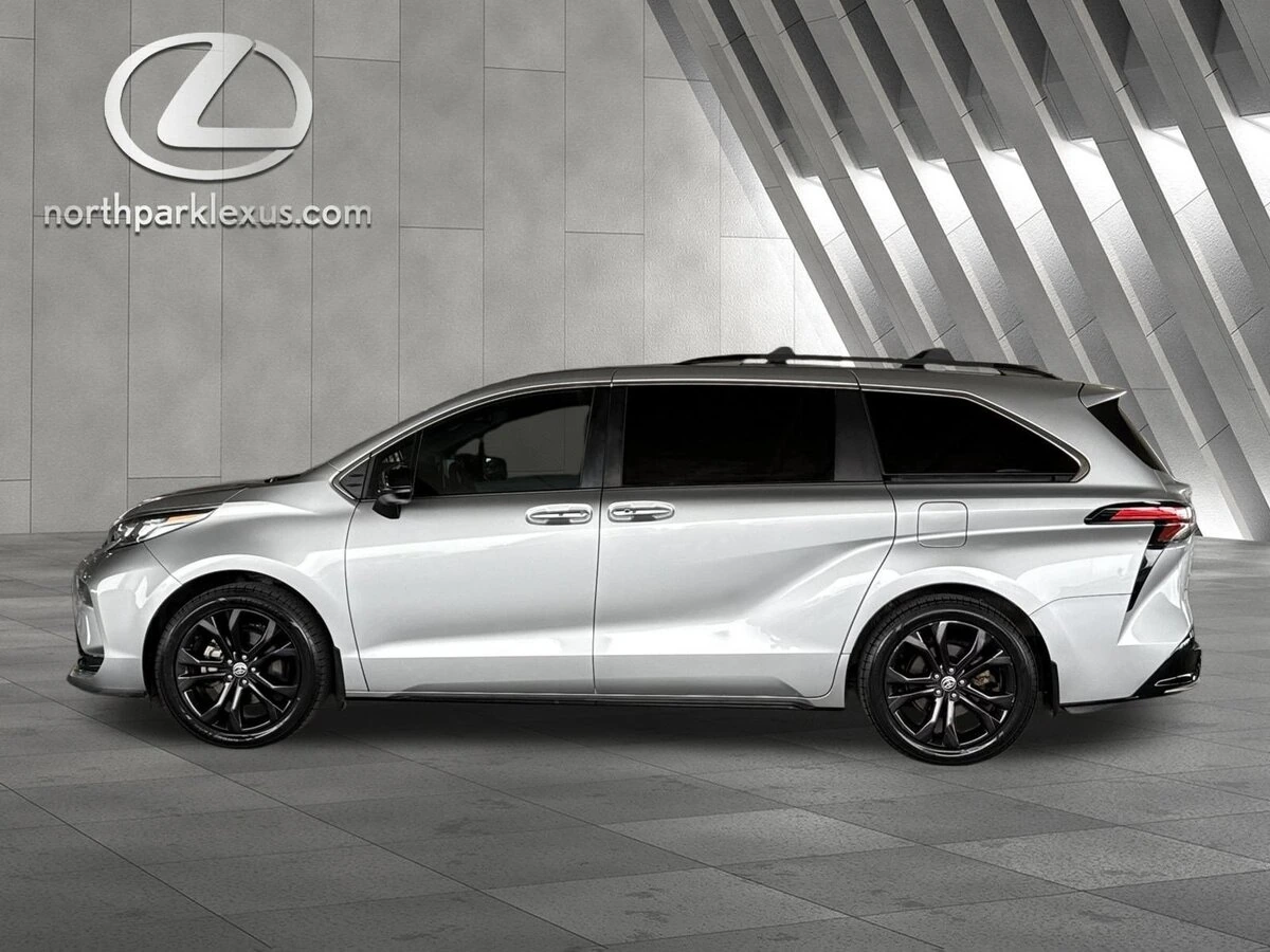 2022 Toyota Sienna XSE's photo