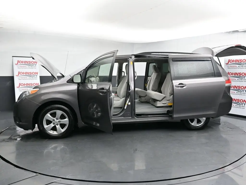 2014 Toyota Sienna LE photo 49