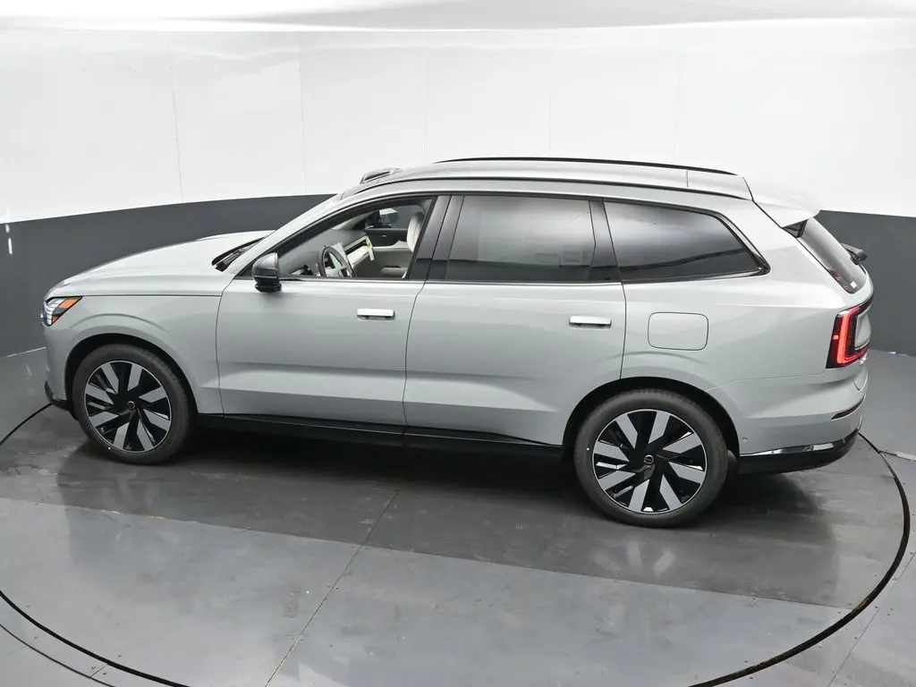 2025 Volvo - image 39