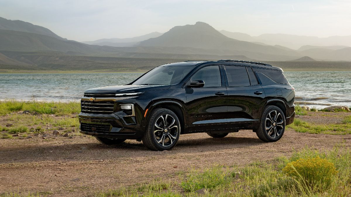 2027 Chevrolet Traverse High Country Exterior Front Profile in Mosaic Black Metallic