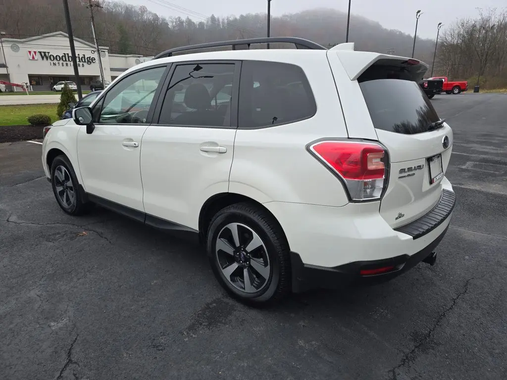 2017 Subaru Forester 2.5i Premium photo 2