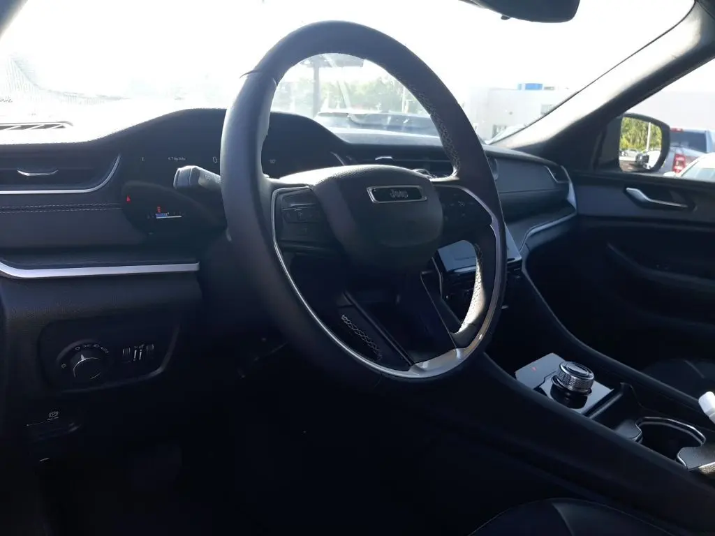 2024 Jeep Grand Cherokee Altitude photo 11