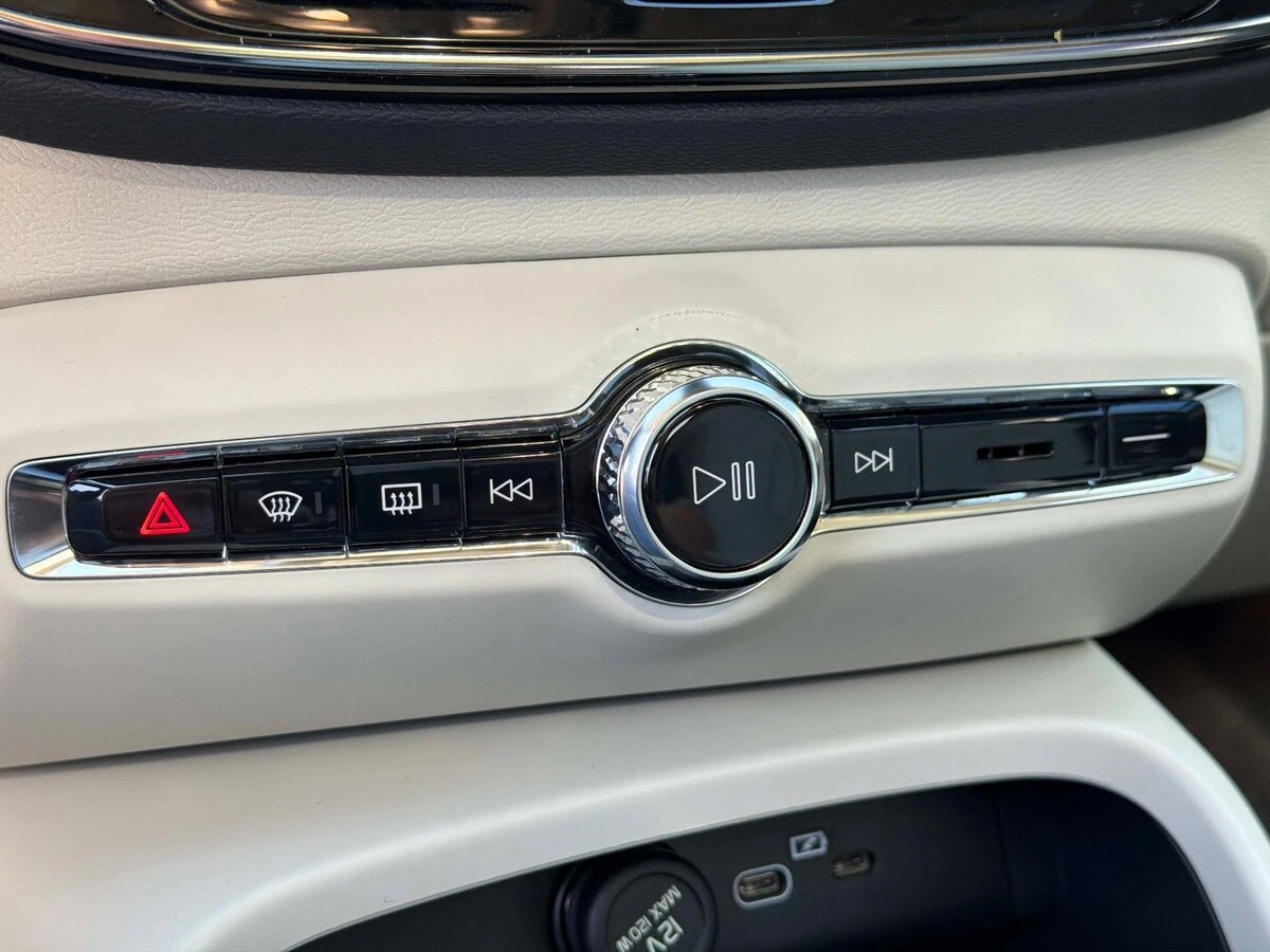 2026 Volvo - image 24