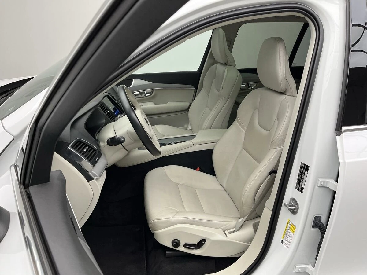 2022 Volvo - image 10