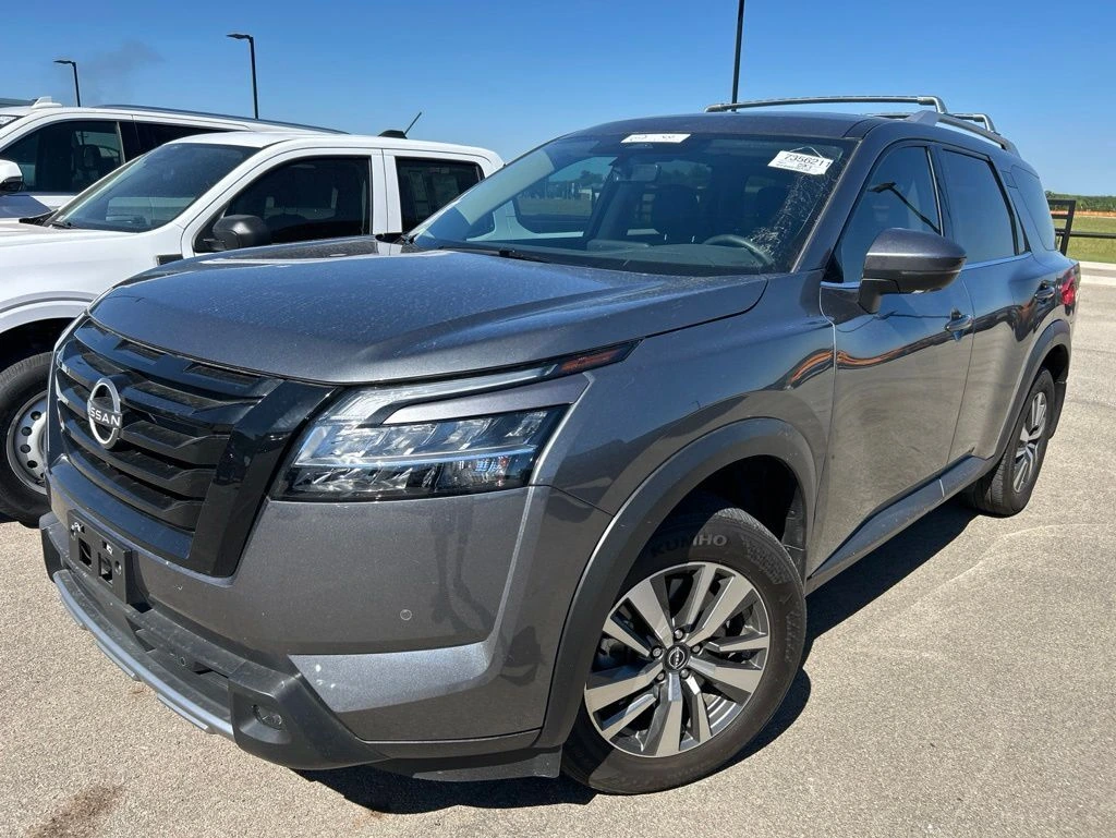 2023 Nissan Pathfinder SL 2WD's photo