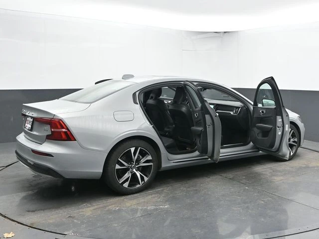 2025 Volvo - image 54