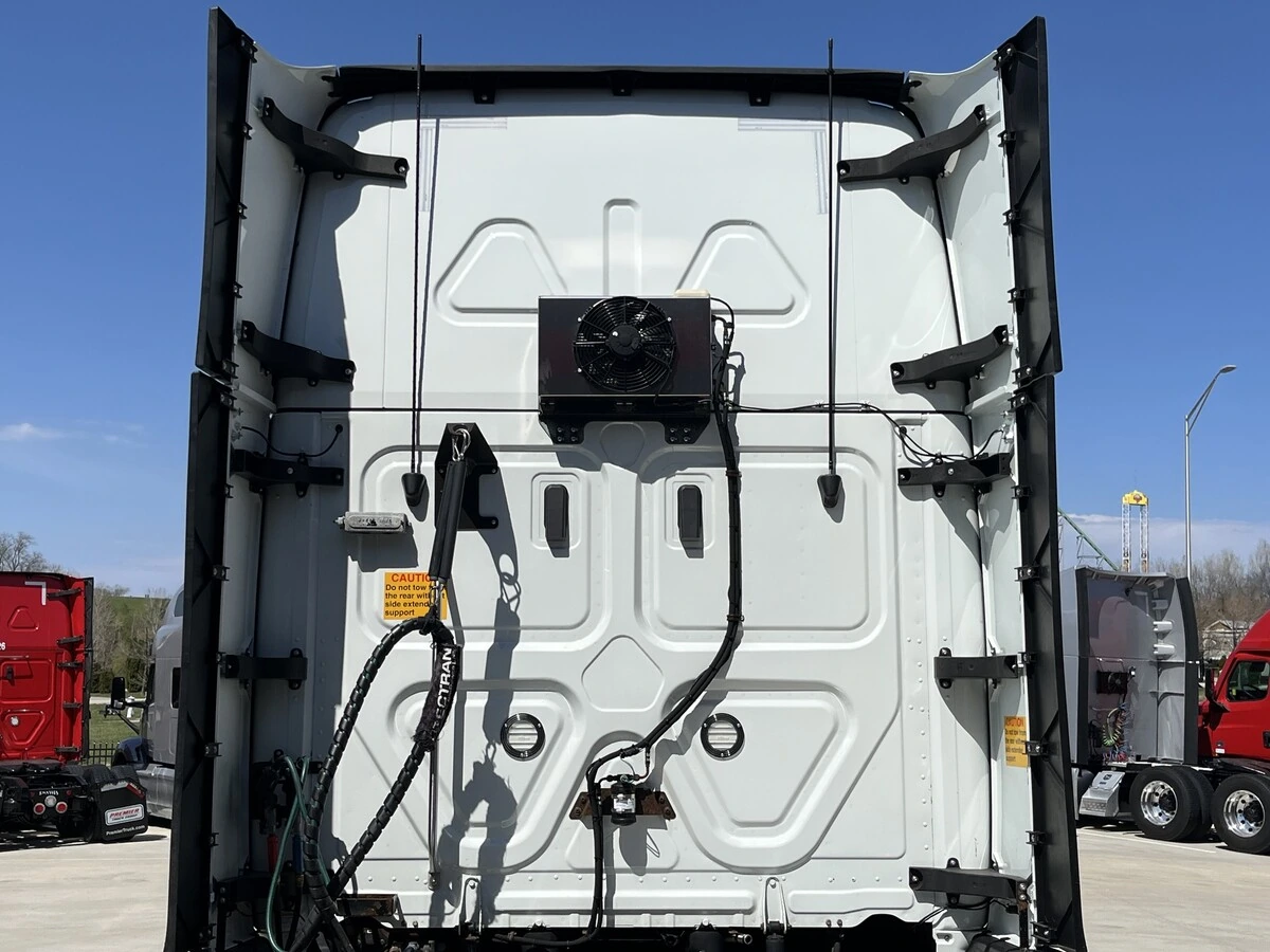 2021 Freightliner Cascadia - image 20