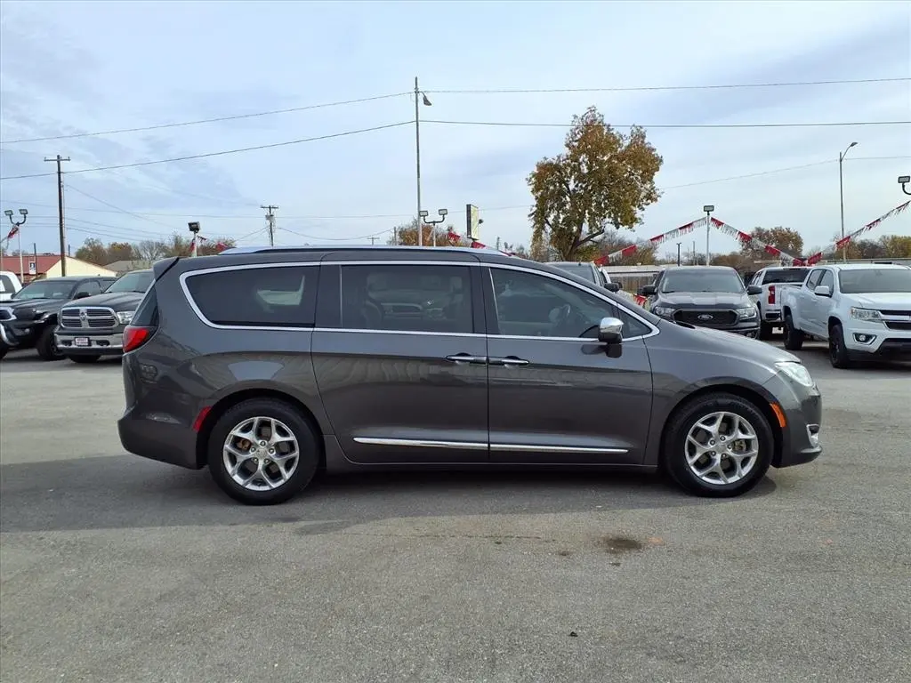 2019 Chrysler Pacifica Limited photo 2