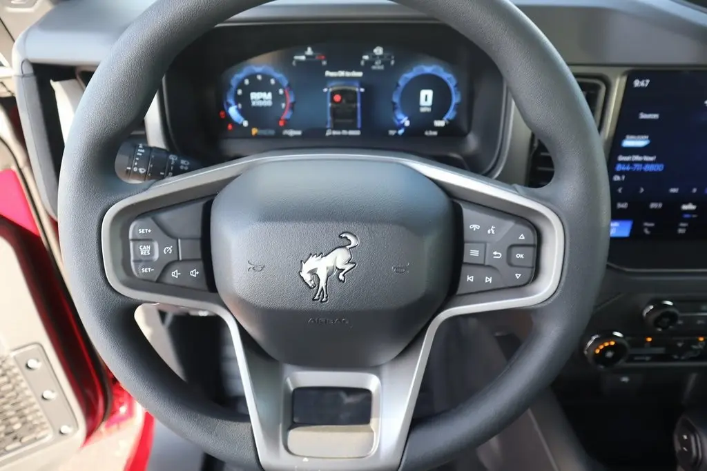 2025 Ford Bronco Base photo 3