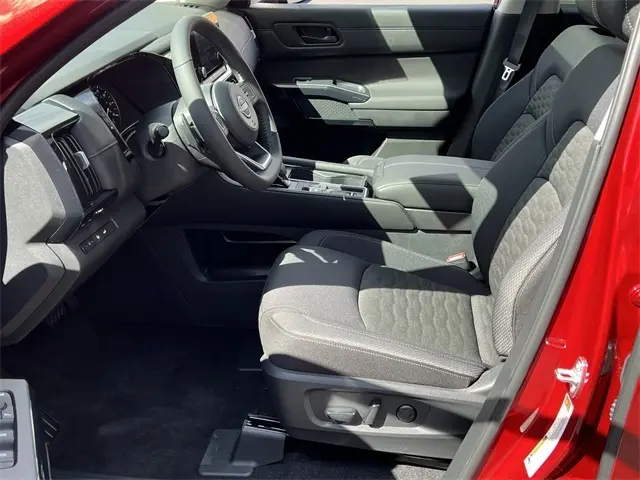 2025 Nissan Pathfinder SV photo 18