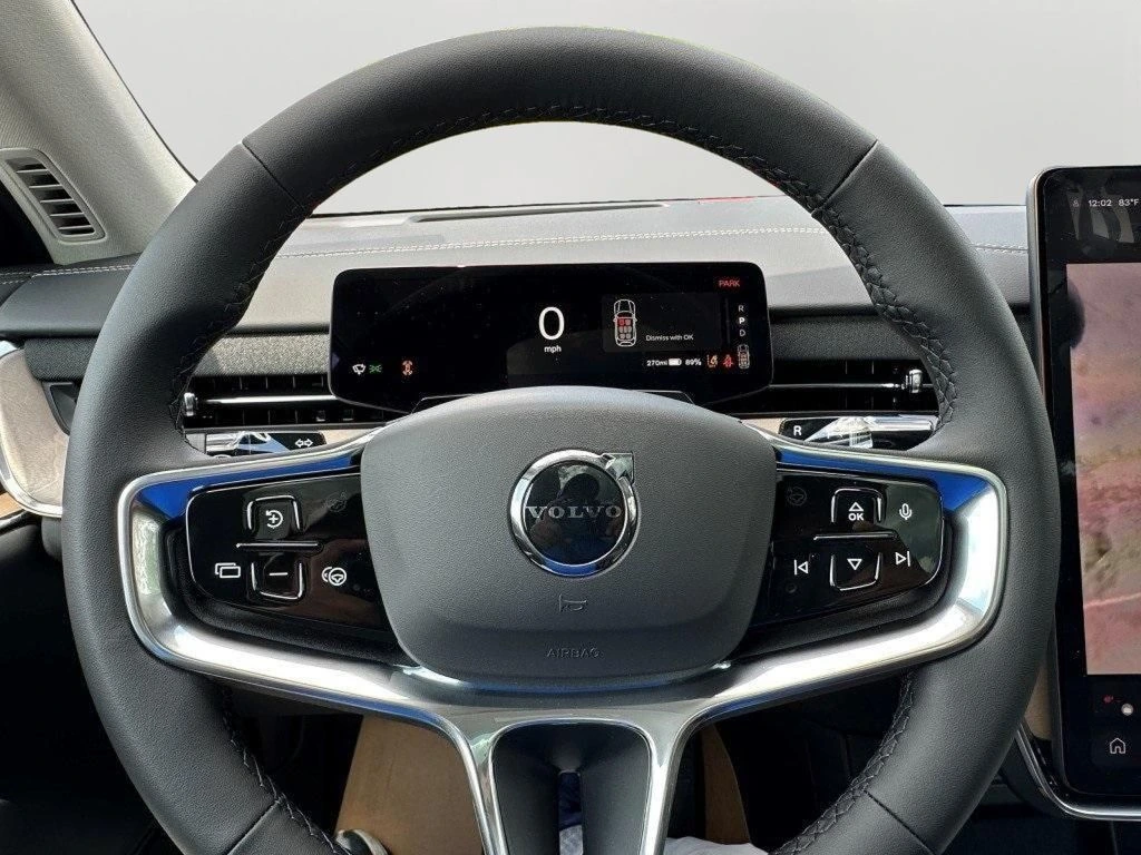 2025 Volvo - image 23