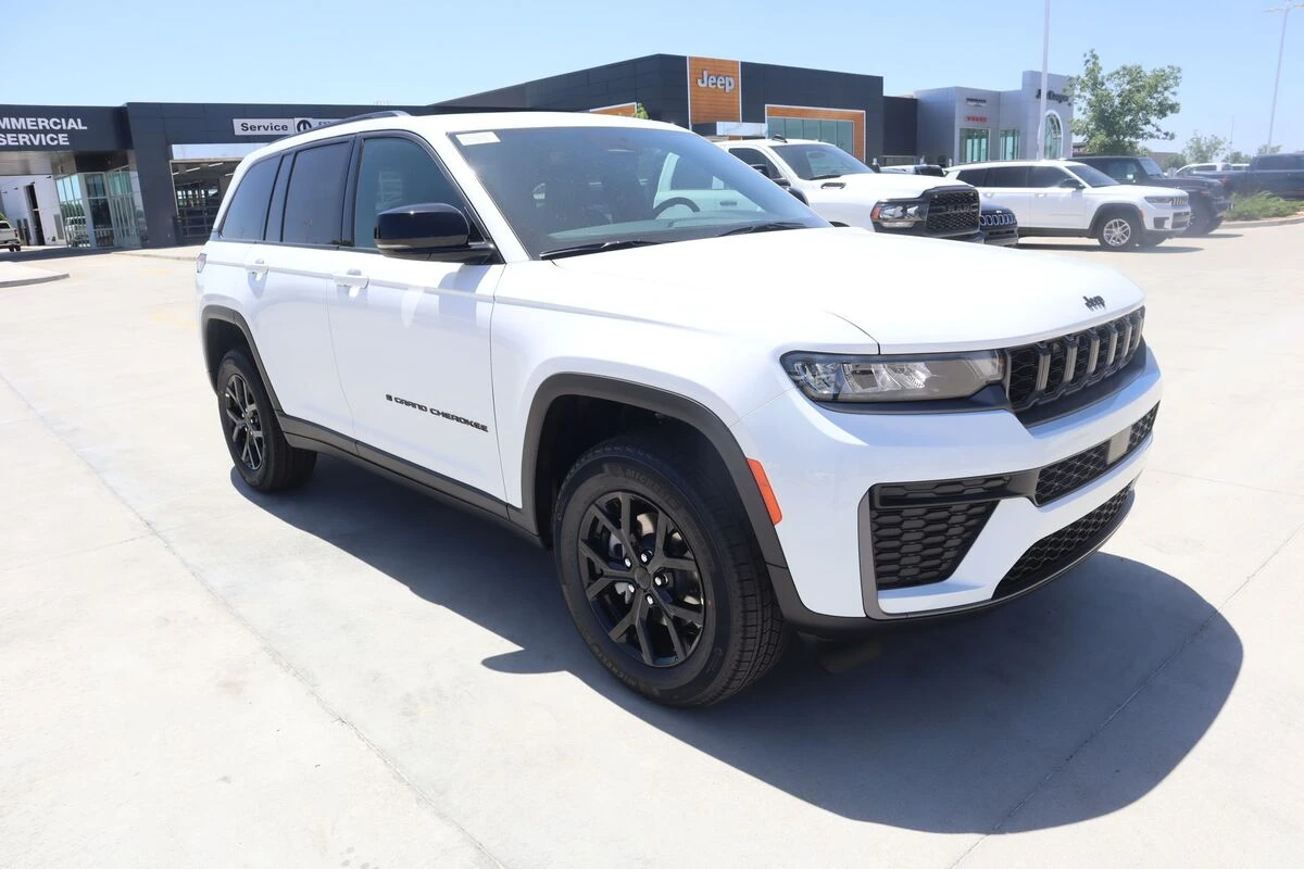 2026 Jeep Grand Cherokee Laredo Altitude 4x4's photo