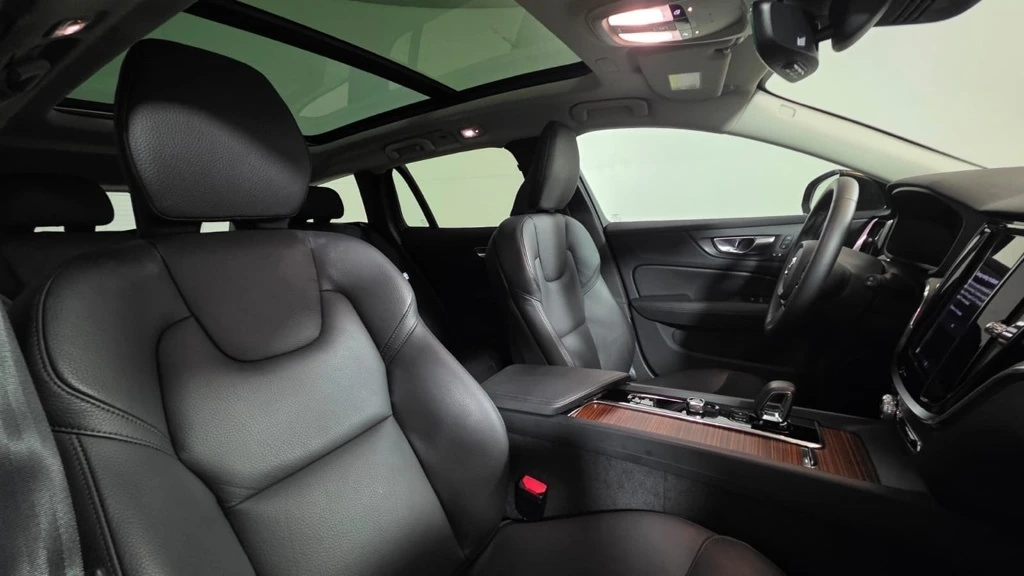 2025 Volvo - image 12
