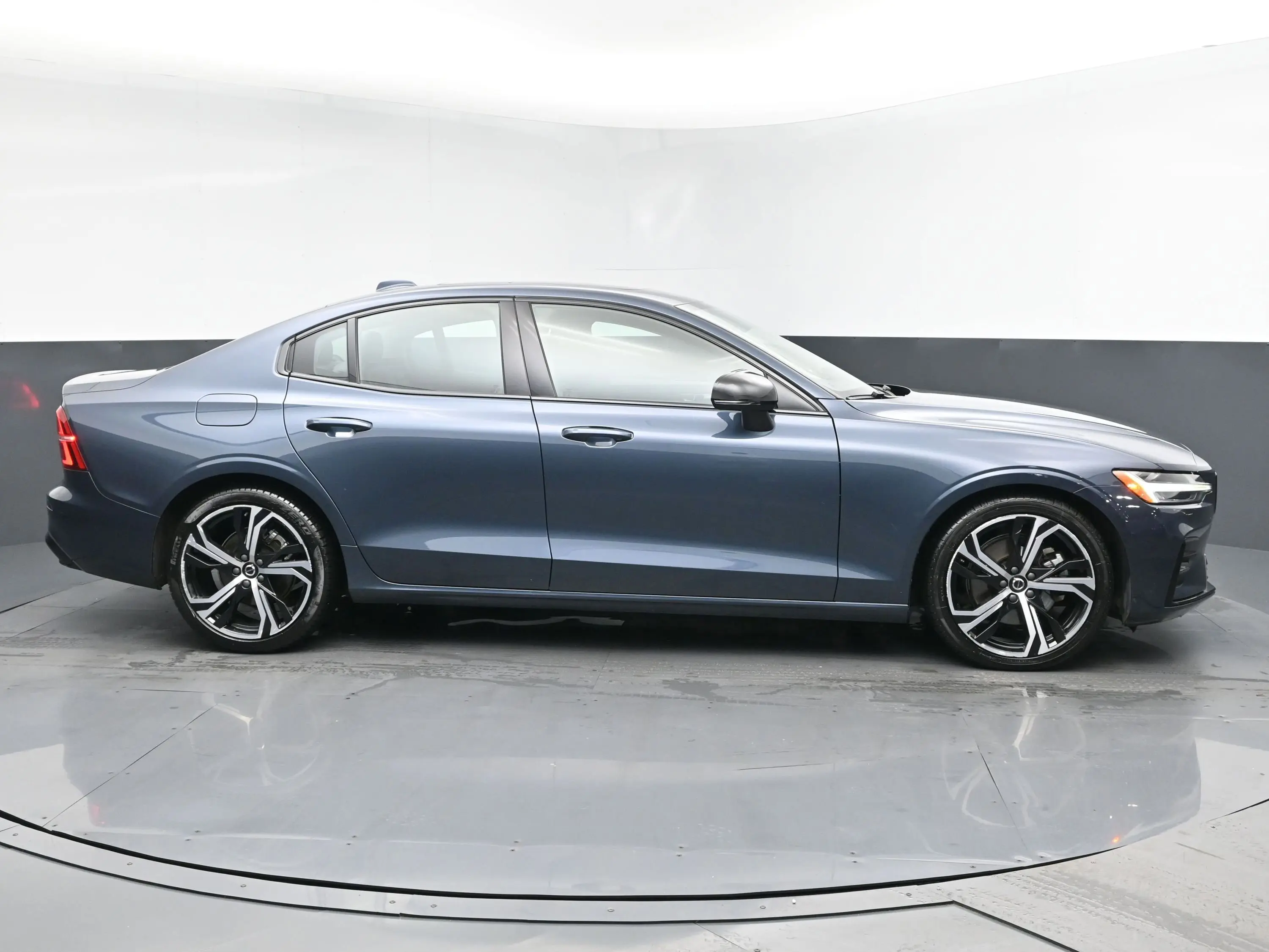 2024 Volvo S60 B5 AWD Core photo 3