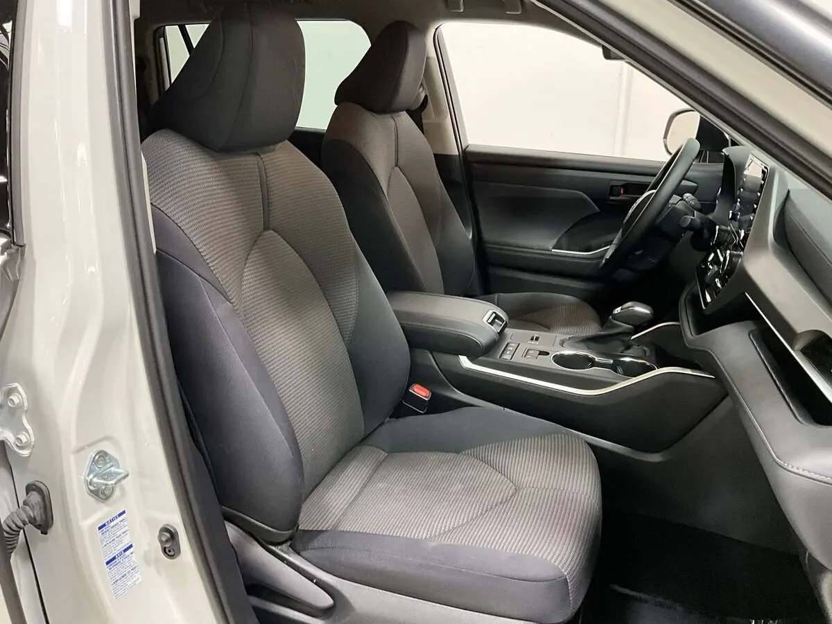 2021 Toyota Highlander Hybrid LE photo 4