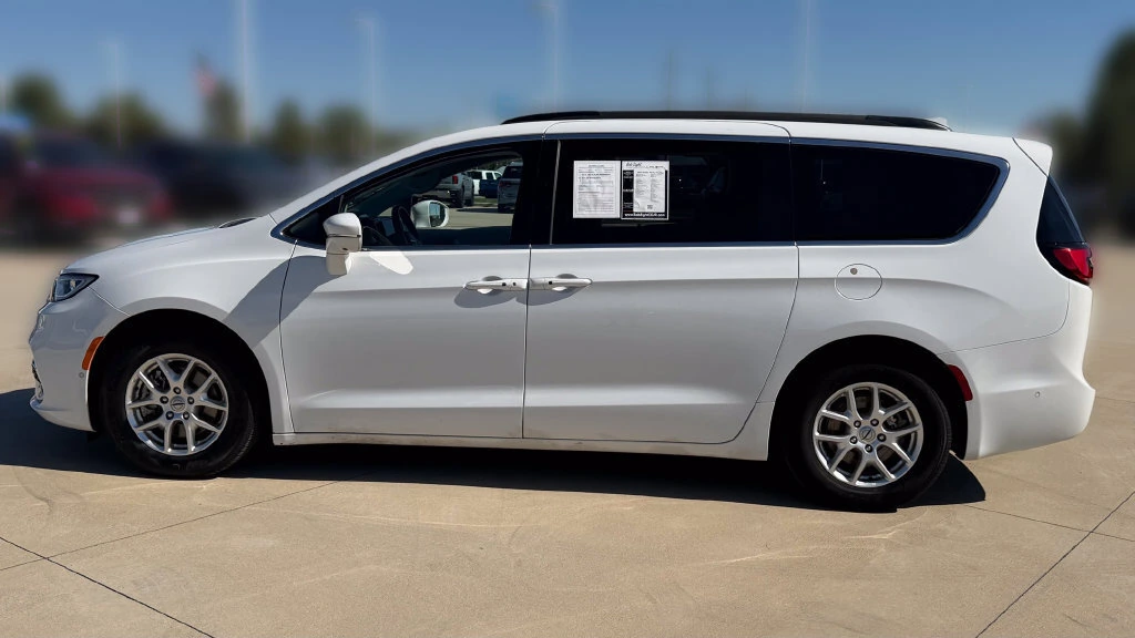 Used 2022 Chrysler Pacifica Touring L with VIN 2C4RC1BG9NR155268 for sale in Kansas City