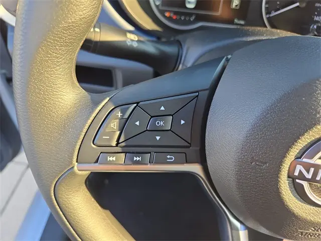 2025 Nissan Versa 1.6 SV photo 9