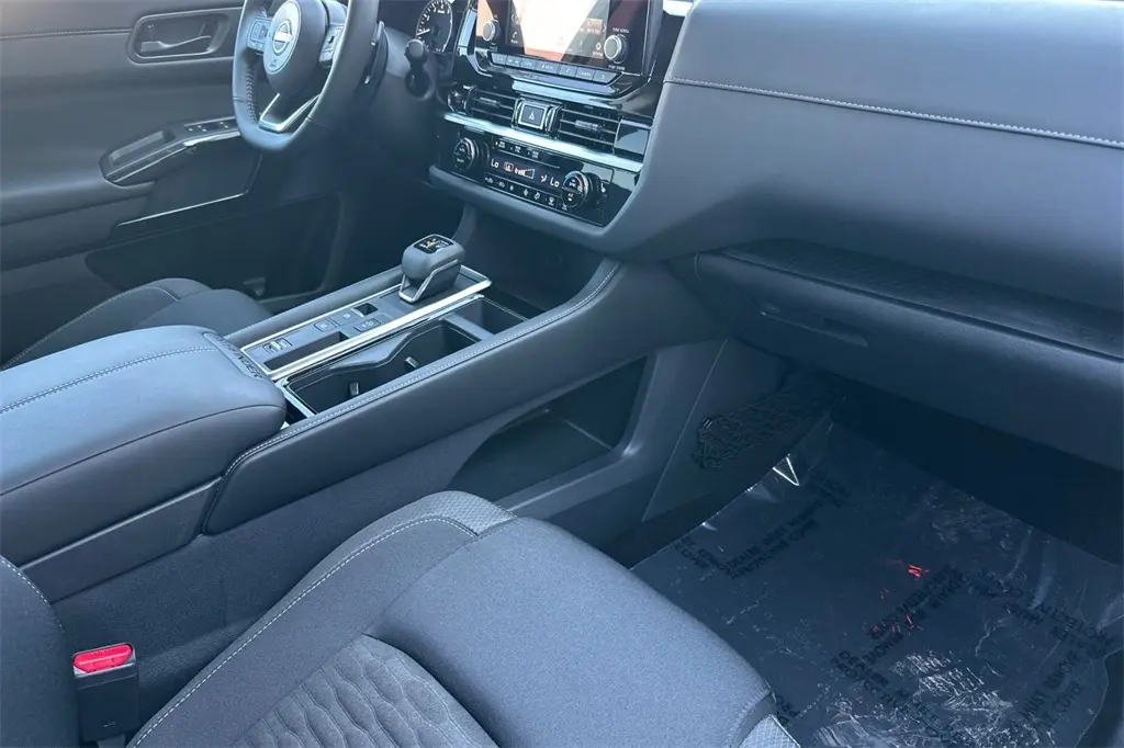 2025 Nissan Pathfinder SV photo 15